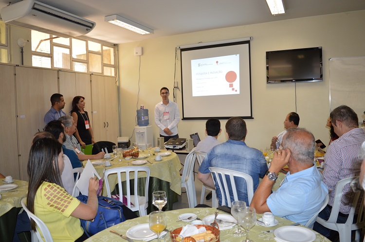 Estevão Fonseca, do curso de Engenharia de Controle e Automação, apresentou projetos do Cite IFG